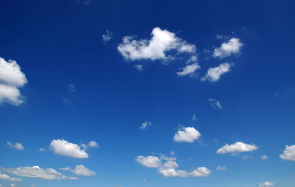 空の背景と白い雲 — ストック写真
