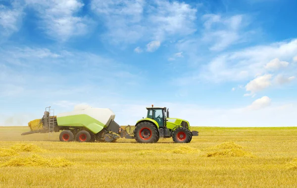 Trattore Che Lavora Campo Agricolo — Foto Stock