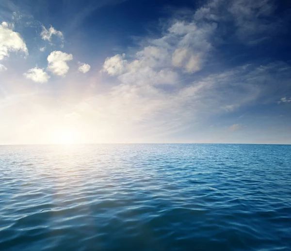 Blaues Meer Und Sonne Himmel — Stockfoto
