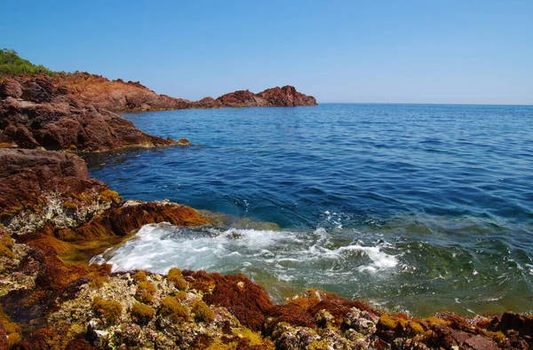 Krajobraz Morza Skałami Przezroczysta Niebieska Woda Zatoce — Zdjęcie stockowe