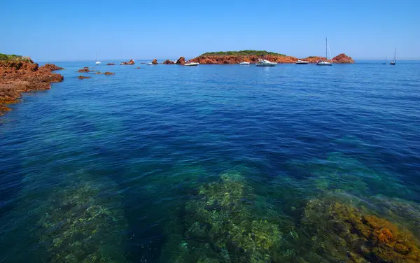Piękny Letni Panoramiczny Krajobraz Morski Widok Klif Krystalicznie Czystego Lazurowego — Zdjęcie stockowe