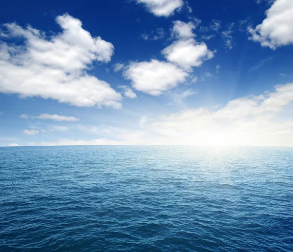 蓝海和天空中的太阳 免版税图库图片