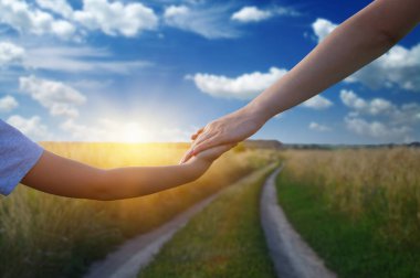 Yol ve güneş tarlalarında el ele tutuşurken