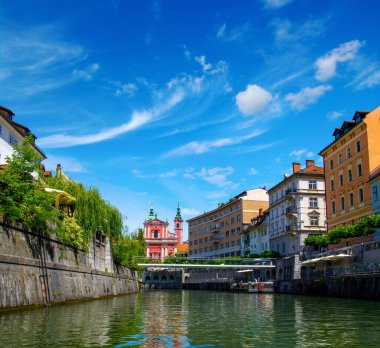 Ljubljana 'daki Ljubljanica nehrinin manzarası. Slovenya.