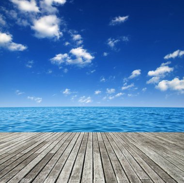  Gökyüzünde deniz suyu yüzeyi ve ahşap masa tahtası