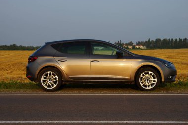 Gümüş araba ve yolda.