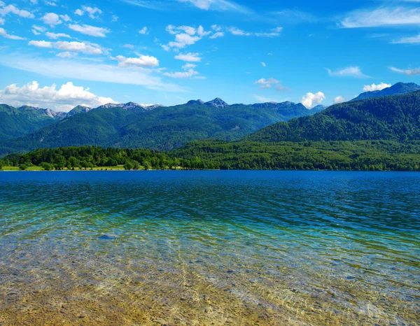 Montanha Lago Com Água Limpa — Fotografia de Stock
