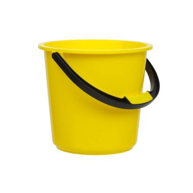 Beyaz arkaplanda sarı plastik kova