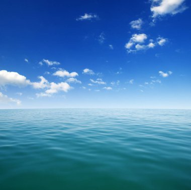Gökyüzünde mavi deniz suyu yüzeyi