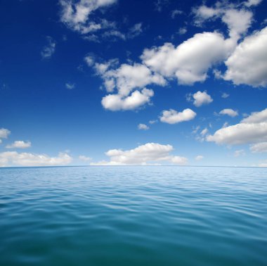 Gökyüzünde mavi deniz suyu yüzeyi