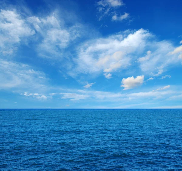 Havsvattenytan Himlen — Stockfoto
