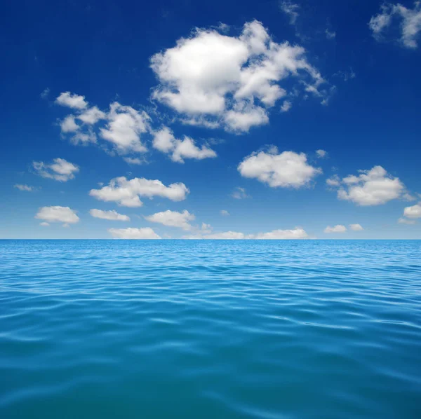 Gökyüzünde Mavi Deniz Suyu Yüzeyi — Stok fotoğraf