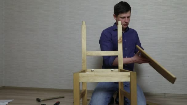 Le processus d'assemblage de meubles — Video