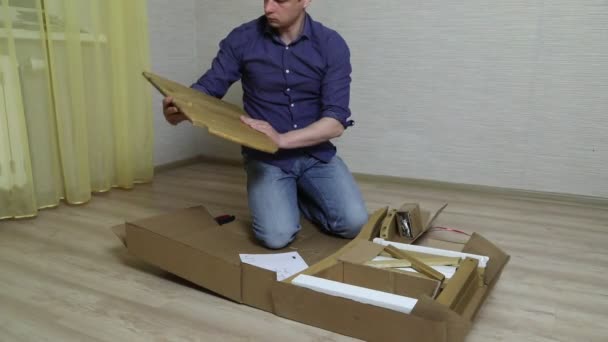 Процес складання меблів — стокове відео