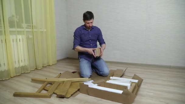Процесс сборки мебели — стоковое видео