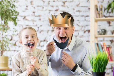 Babası ve küçük kızı birlikte oynuyorlar..