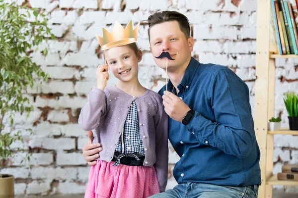 Pappa och hans lilla krubba leker tillsammans. — Stockfoto