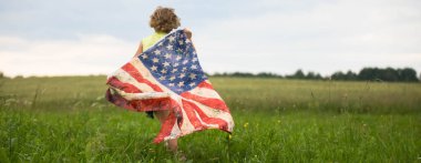 Vatansever bayram. Mutlu çocuk, Amerikan bayrağıyla küçük şirin kız çocuğu.