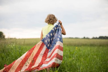 Vatansever bayram. Mutlu çocuk, Amerikan bayrağıyla küçük şirin kız çocuğu.