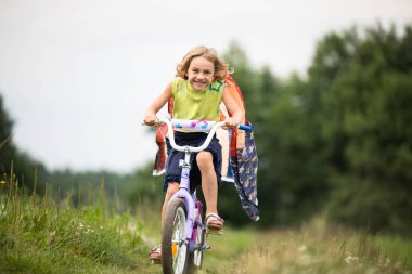 4 Temmuz kutlamalarının sembolü bu. Amerikan bayrağıyla bisiklete binen genç kız