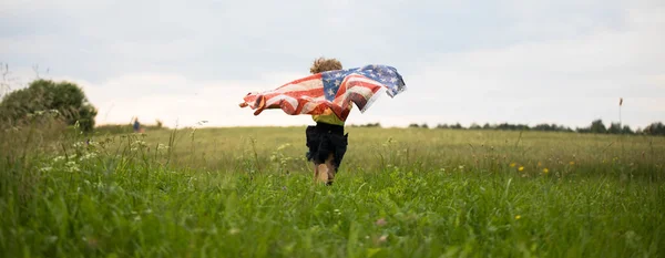 Vacanza patriottica. Ragazzo felice, bambina carina con bandiera americana. — Foto Stock