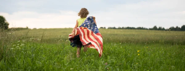 Patriotiske helligdage. Happy kid, søde lille barn pige med amerikansk flag. - Stock-foto
