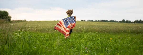 Vlastenecká dovolená. Happy kid, cute little child girl with American flag. — Stock fotografie