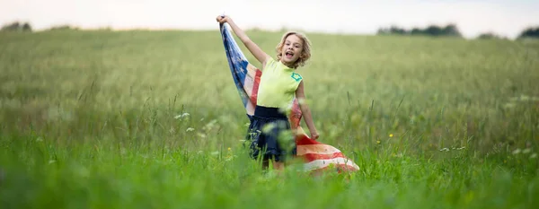 Patriotischer Feiertag. Glückliches Kind, süßes kleines Mädchen mit amerikanischer Flagge. — Stockfoto