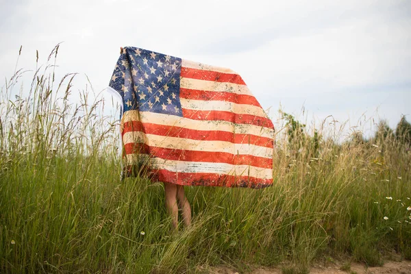 Vlastenecká dovolená. Happy kid, cute little child girl with American flag. — Stock fotografie