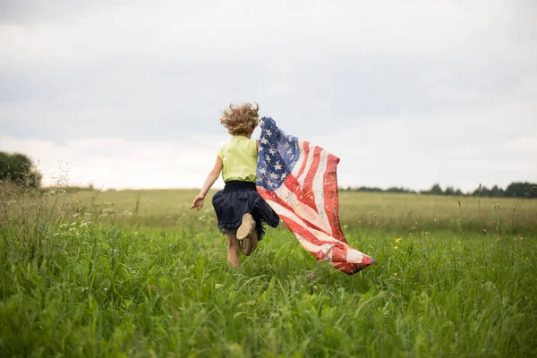 Vlastenecká dovolená. Happy kid, cute little child girl with American flag. — Stock fotografie