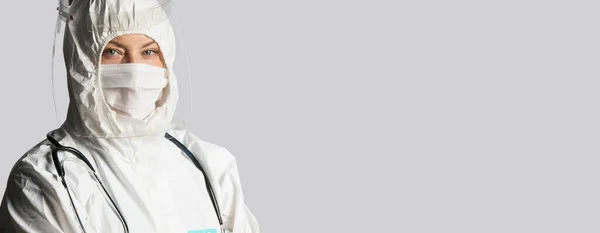 Γυναίκα γιατρός φορώντας υγιεινή πρόσωπο χειρουργική ιατρική μάσκα. — Φωτογραφία Αρχείου