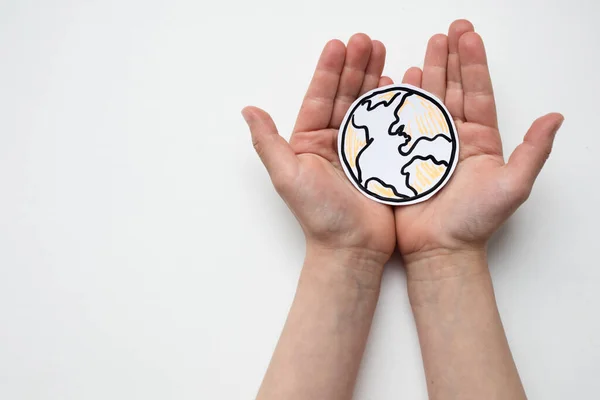 Mano sosteniendo un globo sobre un blanco — Foto de Stock