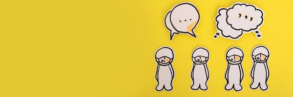 Ícone humano de papel com bolha de fala no amarelo — Fotografia de Stock