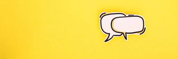 Burbujas de voz de papel icono en el amarillo — Foto de Stock