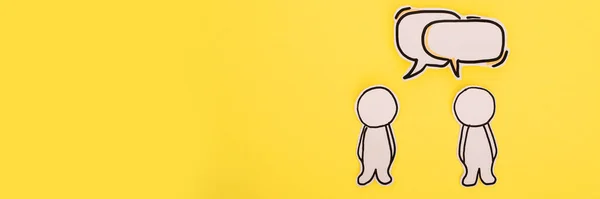 Papier menschliche Ikone mit Sprechblase auf der gelben — Stockfoto
