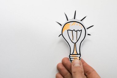 Elinde kağıt ampul simgesi