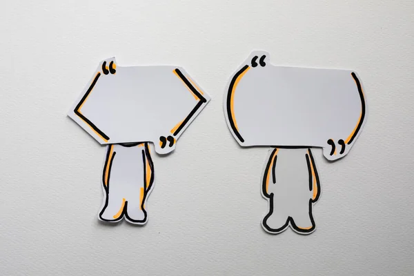 Figuras de papel com bolhas de fala no branco — Fotografia de Stock