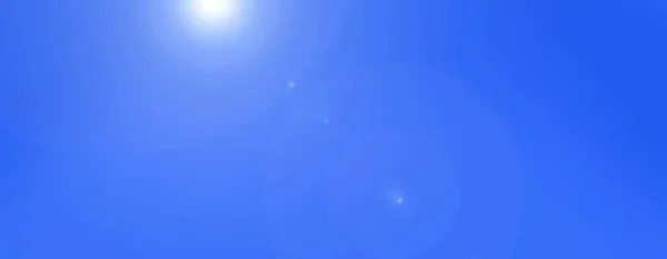 Летний фон с великолепным летним солнцем вспыхнул с бликом объектива. — стоковое фото
