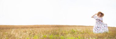 Hasır şapkalı güzel bir genç bayanın portresi.