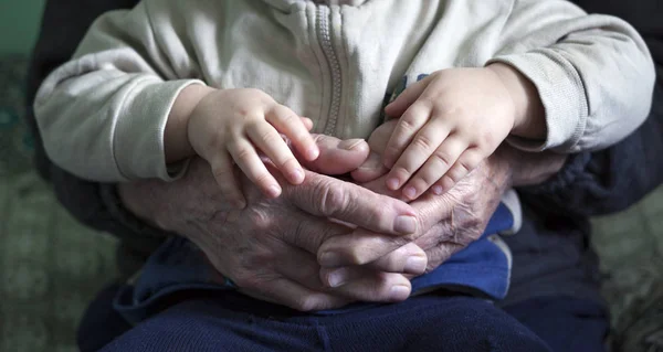 Alte Hand Hält Und Junge Hand Hält — Stockfoto