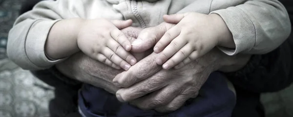 Vecchia Mano Che Tiene Giovane Che Tiene Mano — Foto Stock