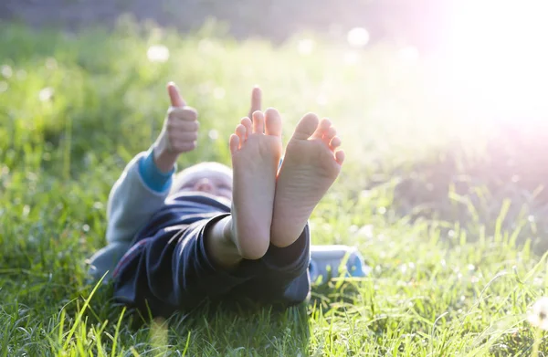 Šťastný Chlapec Leží Zelené Trávě Venku Jaře Parku — Stock fotografie