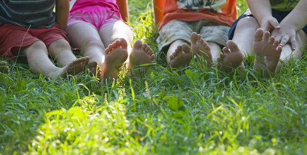 Glückliche Kinder Liegen Auf Grünem Gras Frühlingspark — Stockfoto