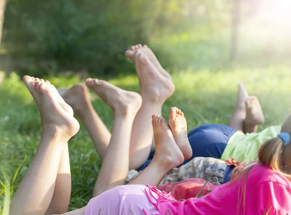 Mutlu Çocuklar Bahar Park Açık Havada Yeşil Çim Üzerinde Yalan — Stok fotoğraf