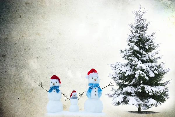 Familia Feliz Los Muñecos Nieve Están Pie Paisaje Invierno Nevado — Foto de Stock