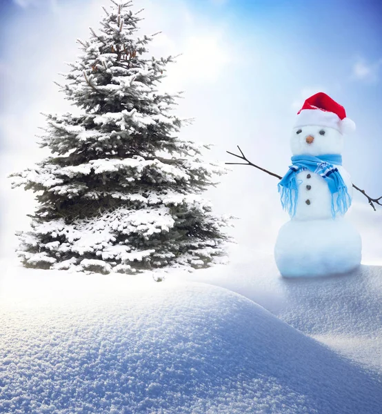 Snowmens Boldog Család Áll Egy Havas Téli Táj Karácsonyfa Közelében — Stock Fotó