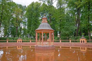 Menergy gölet bir çardak yaz bahçesinde, St. Petersburg, Rusya'nın şehir ile.