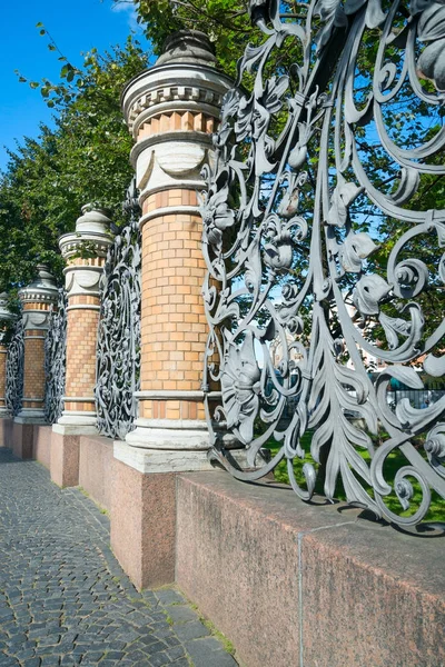 夏の庭 サンクトペテルブルク ロシアの都市で美しいフェンスの詳細の表示 — ストック写真