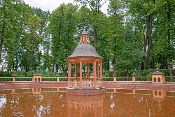Menergy Jezírko Altánem Letní Zahradě Město Petersburg Rusko Royalty Free Stock Fotografie