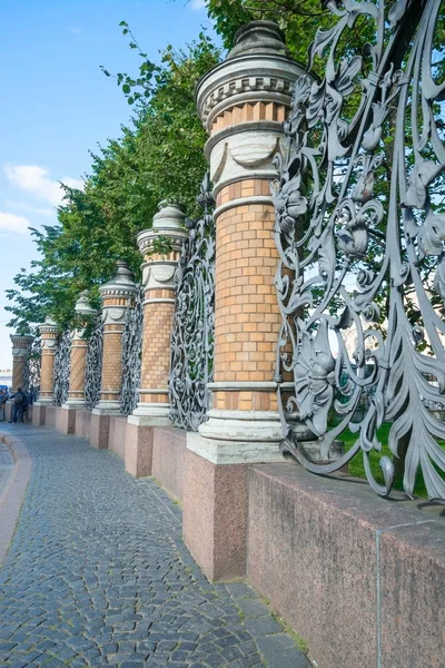 夏の庭 サンクトペテルブルク ロシアの都市で美しいフェンスの詳細の表示 ストックフォト